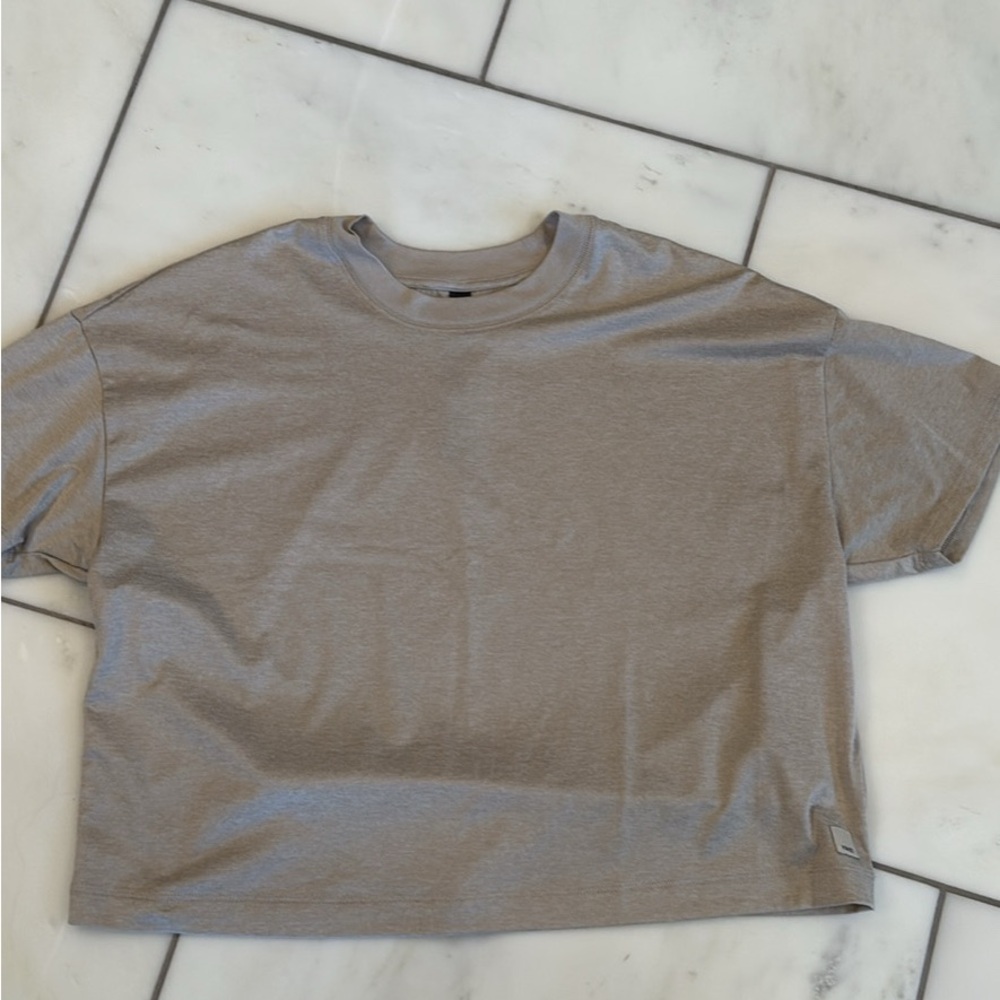 NWOT Vuori Energy T. Ecru Heather (Bone/Oatmeal) color.
